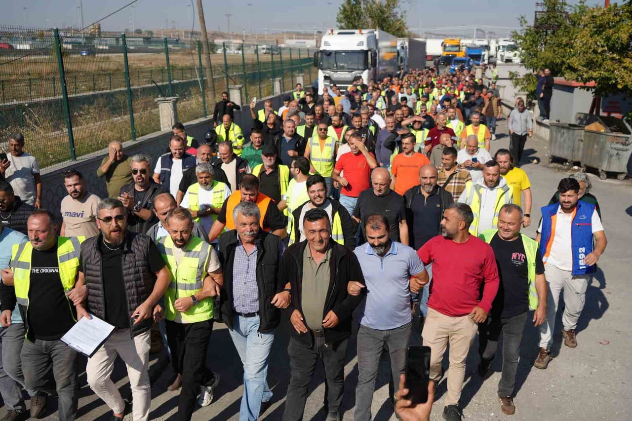 KAPIKULE SINIR KAPISI'NDA BİR ARAYA GELEN TIR SÜRÜCÜLERİ EYLEM YAPTI