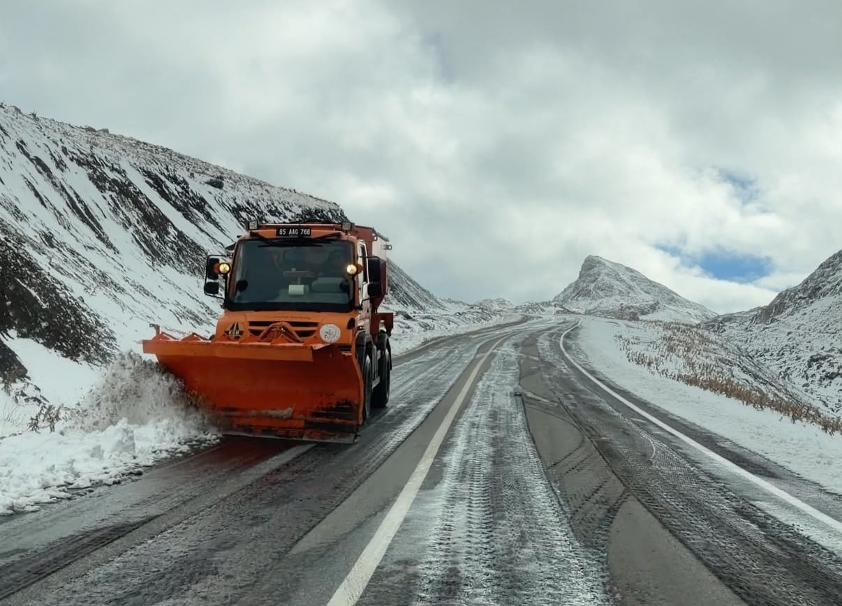 KAR YAĞIŞININ ARDINDAN BÖLGEDE ÇALIŞMA BAŞLATAN KARAYOLLARI EKİPLERİ, YOLDA ULAŞIMIN AKSAMAMASI...