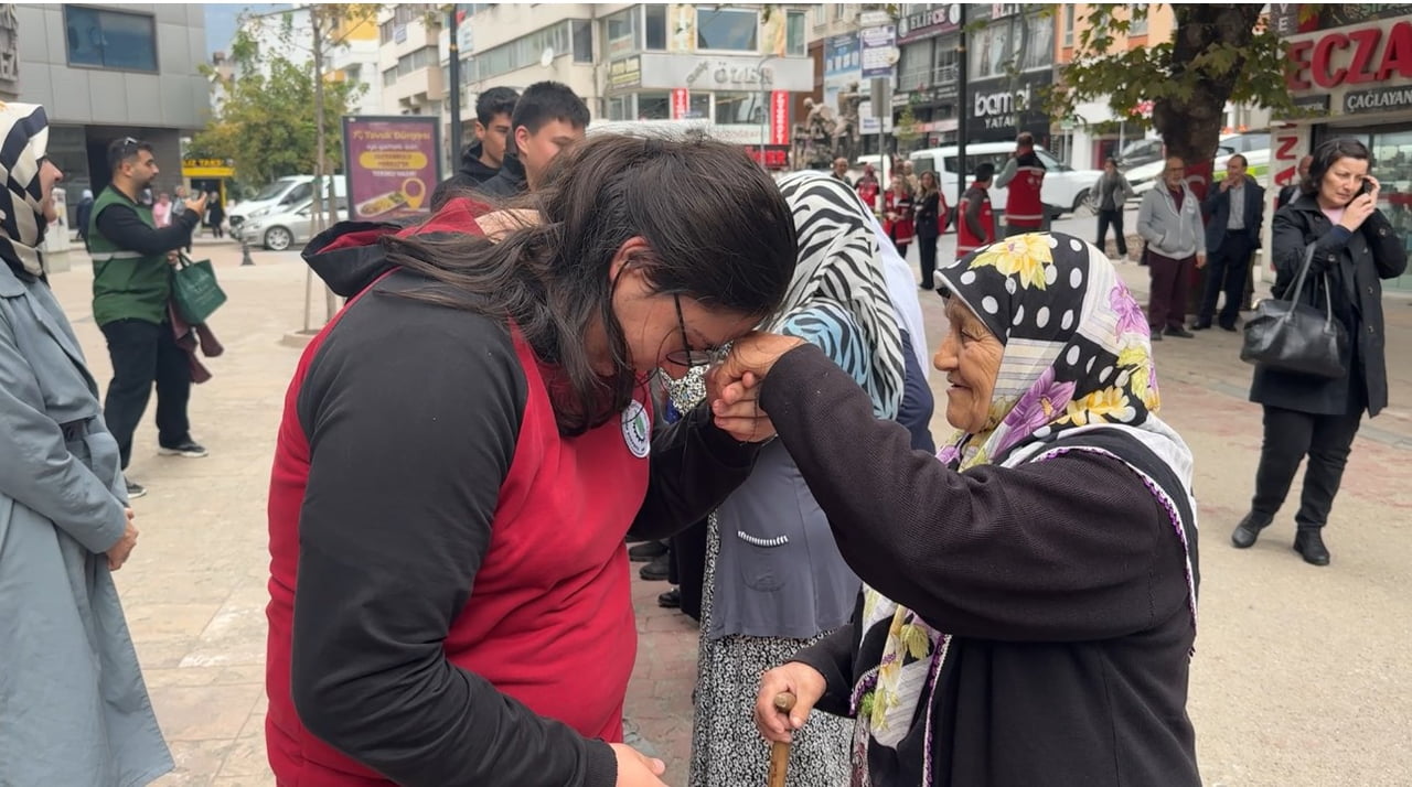 KARABÜK'TE 1 EKİM DÜNYA YAŞLILAR GÜNÜ DOLAYISIYLA DÜZENLENEN FARKINDALIK YÜRÜYÜŞÜNDE GENÇLER...