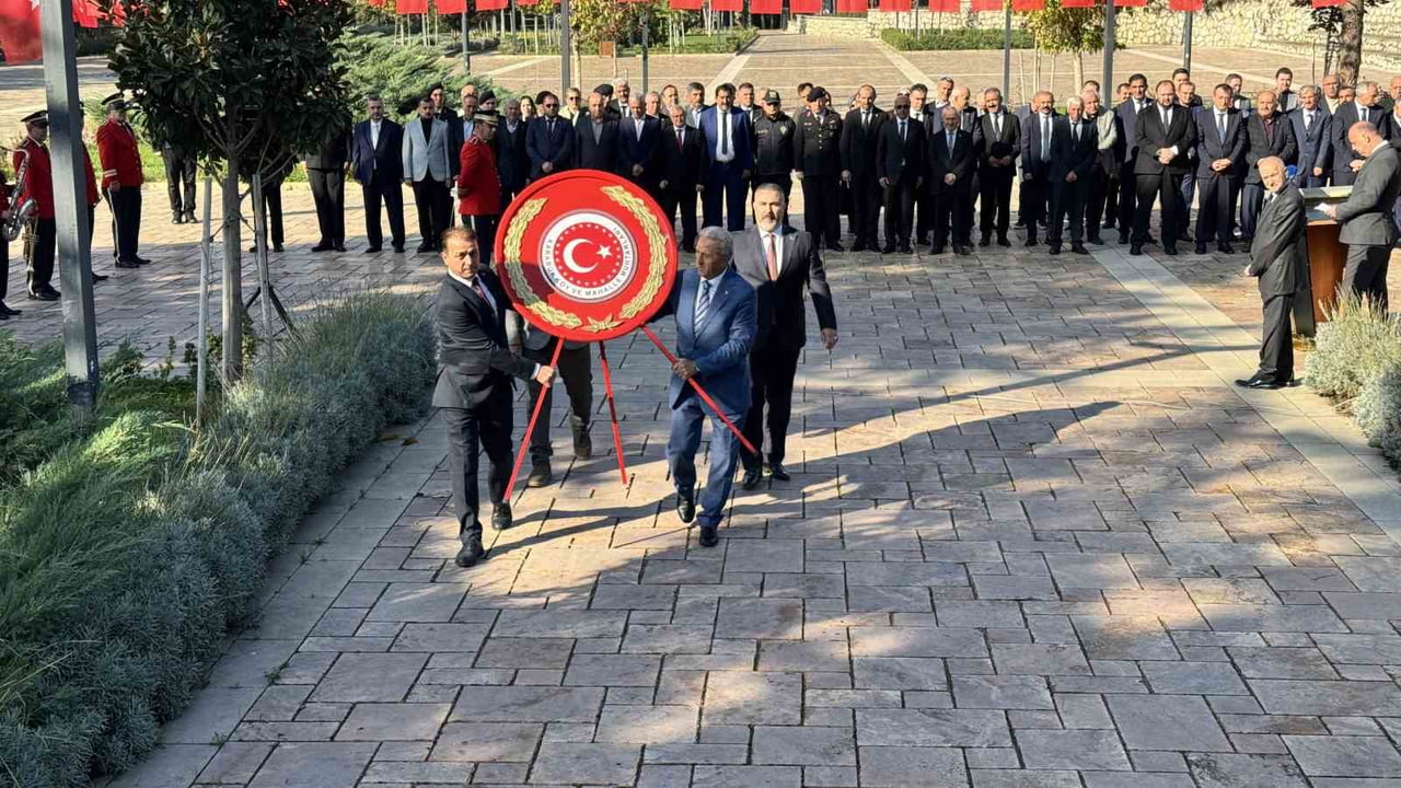 KARABÜK'TE 19 EKİM MUHTARLAR GÜNÜ DOLAYISIYLA YENİŞEHİR ANITI'NDA ÇELENK SUNMA TÖRENİ...