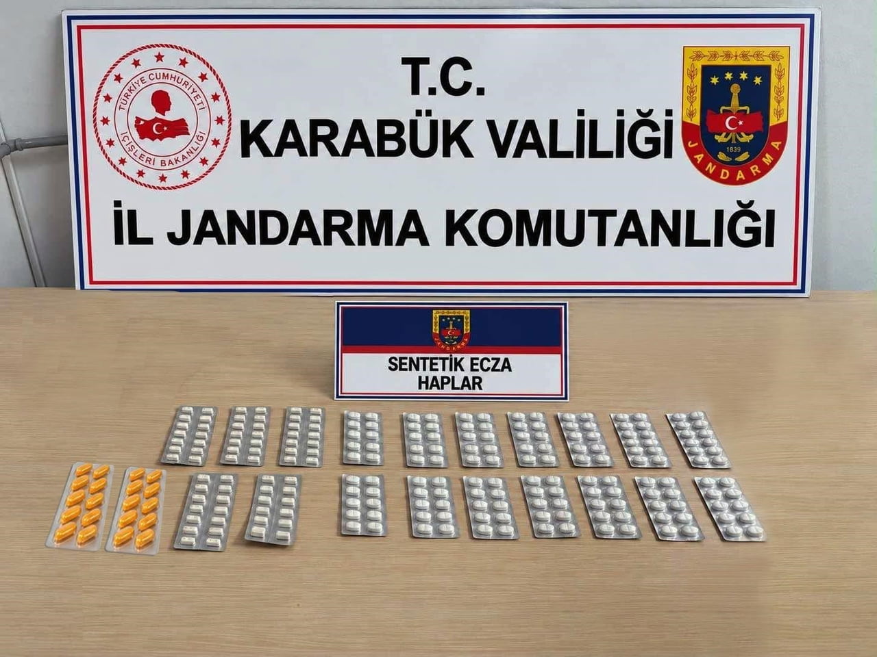 KARABÜK'TE DÜZENLENEN İKİ AYRI FAALİYETTE 230 ADET SENTETİK ECZA HAPI ELE GEÇİRİLDİ.