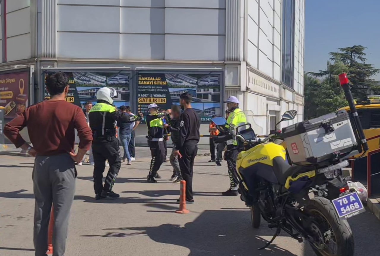 KARABÜK'TE ELİNDEKİ BIÇAĞI BOĞAZINA DAYAYAN ŞAHIS, TRAFİK POLİSİNİN MÜDAHALESİYLE ETKİSİZ HALE...