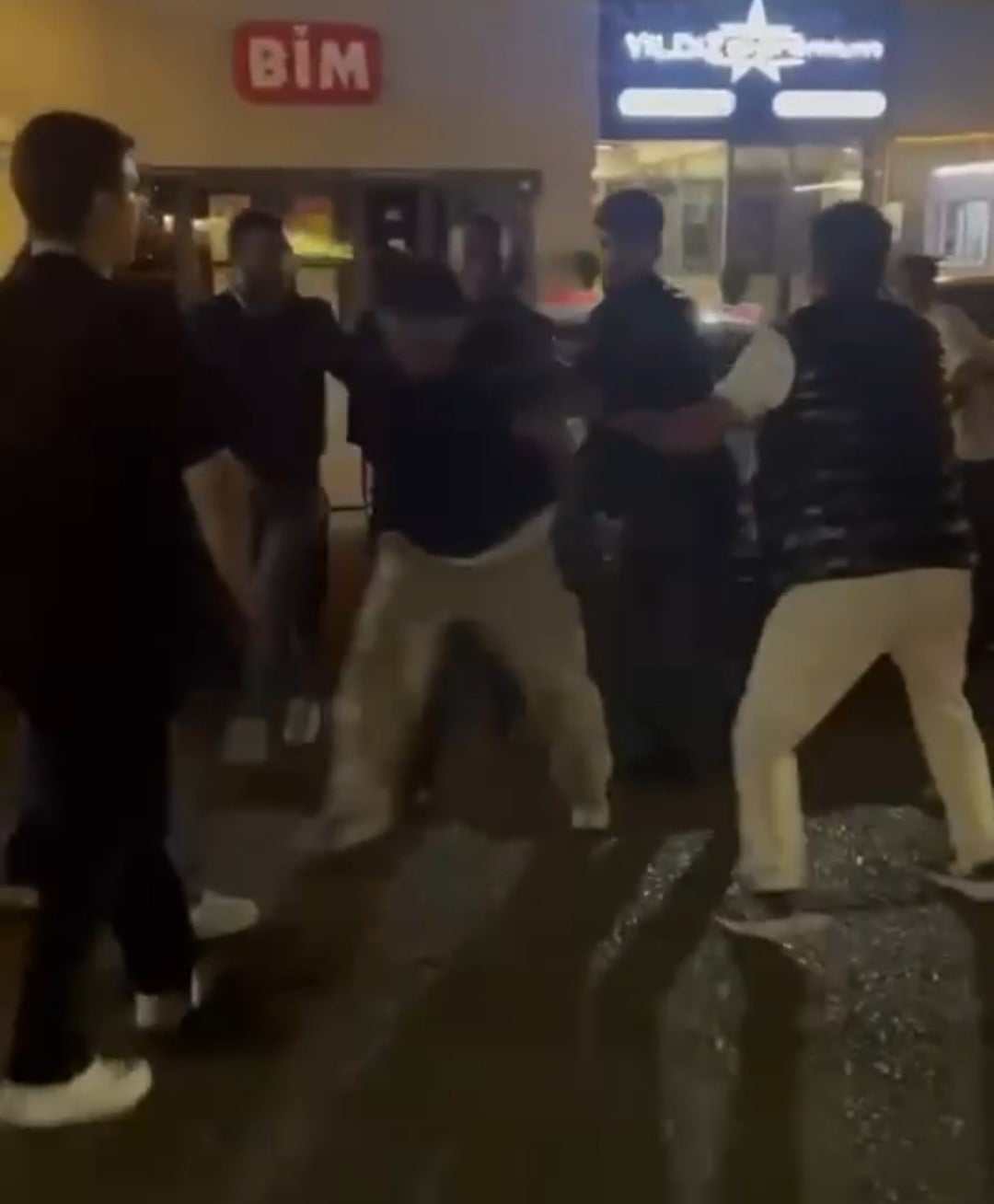 KARABÜK'TE İKİ GRUP ARASINDA ÇIKAN TARTIŞMA, KISA SÜREDE YUMRUKLU KAVGAYA DÖNÜŞTÜ. KAVGA ANLARI...