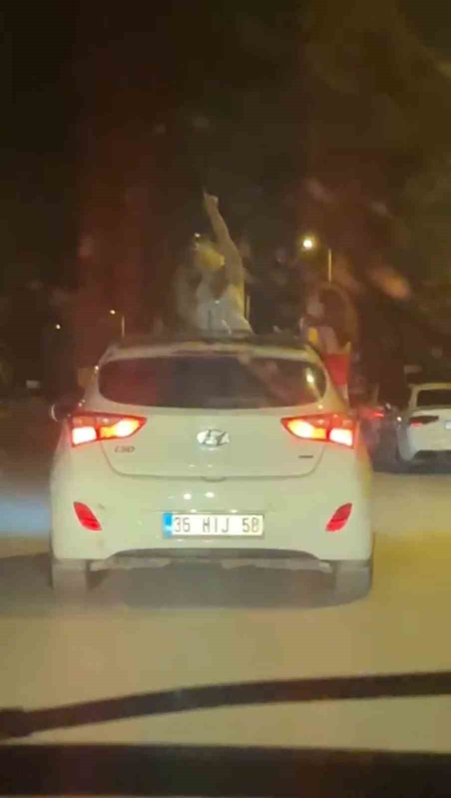 KARABÜK'TE SEYİR HALİNDEKİ OTOMOBİLİN TAVANINDAN VE CAMLARINDAN SARKARAK DANS EDEN KADINLARIN...