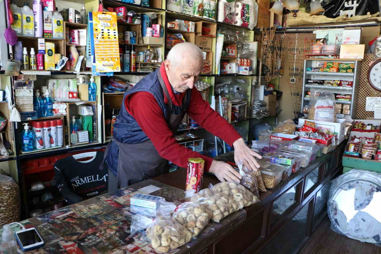 KARABÜK'ÜN SAFRANBOLU İLÇESİNDE YAŞAYAN 80 YAŞINDAKİ MUZAFFER AYDIN, 62 YILLIK DOSTU İSMAİL...