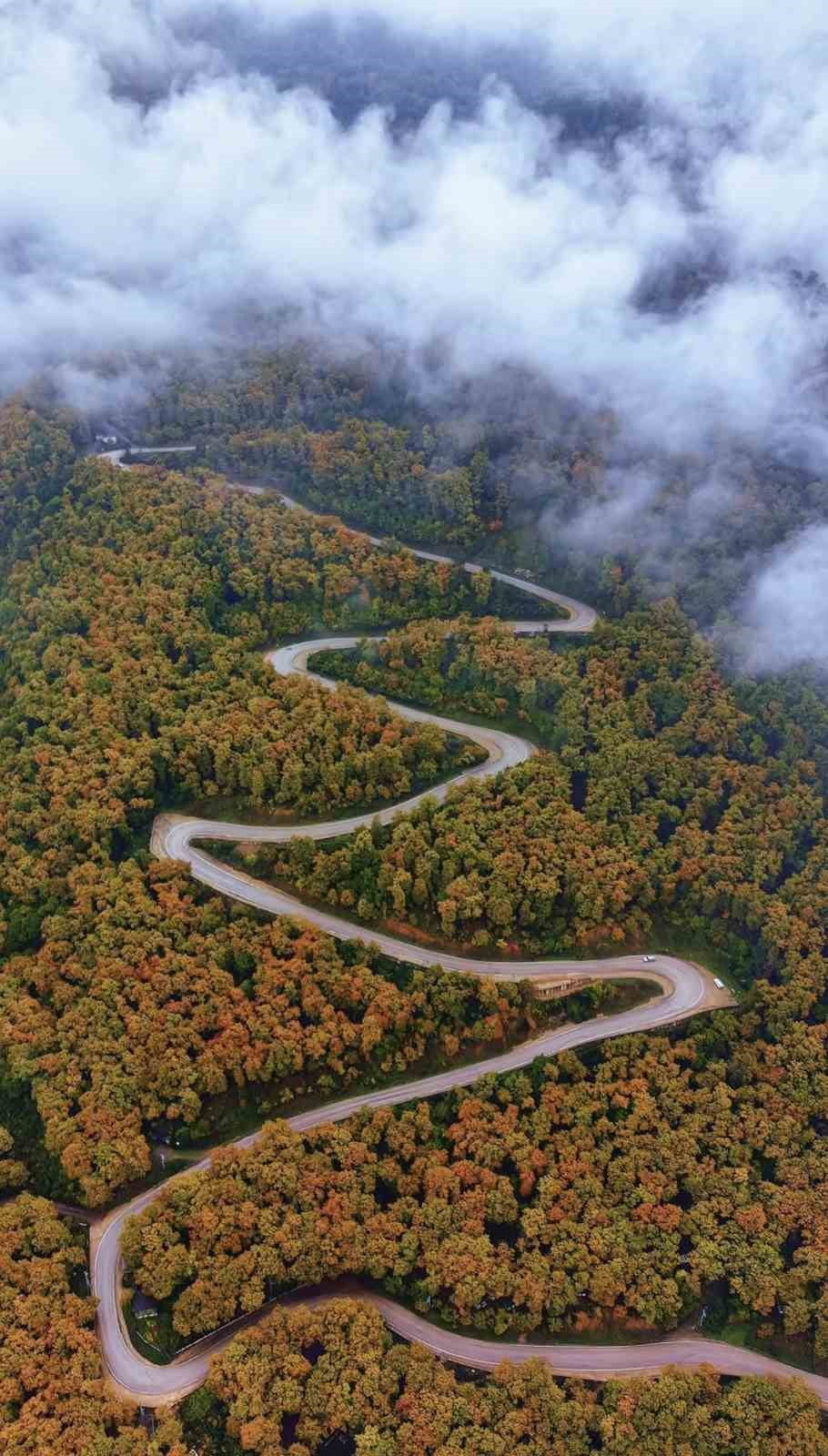 KARABÜK'ÜN YENİCE İLÇESİNDEKİ ORMANLARDA SONBAHARLA BİRLİKTE OLUŞAN RENK CÜMBÜŞÜ DRONLA...