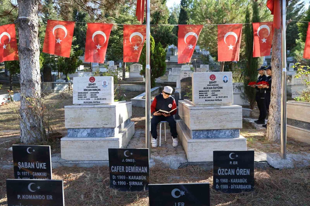 KARABÜK ŞEHİT ALİCAN ÖZTÜRK İMAM HATİP ORTAOKULU ÖĞRENCİLERİ, OKULLARINA İSMİ VERİLEN ŞEHİT POLİS...