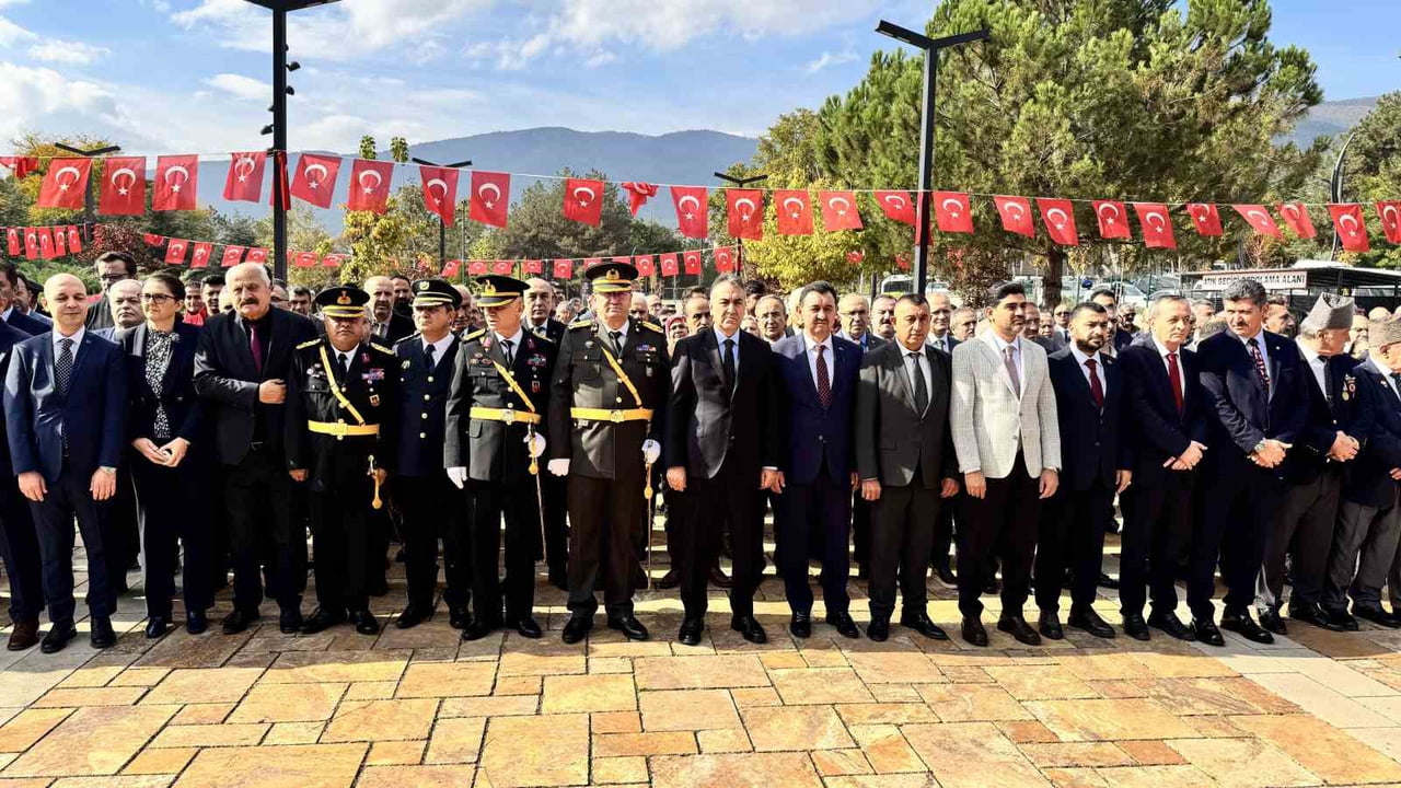 KARABÜK’TE, CUMHURİYET’İN İLANININ 103. YIL DÖNÜMÜ DOLAYISIYLA ÇELENK SUNMA TÖRENİ...
