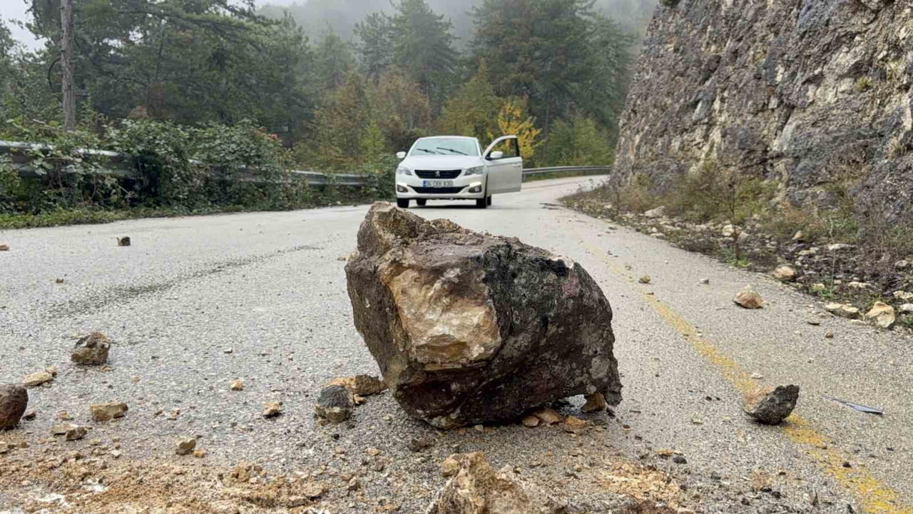 KARABÜK’TE ETKİLİ OLAN SAĞANAĞIN ARDINDAN YOLA KAYA PARÇALARI DÜŞTÜ.