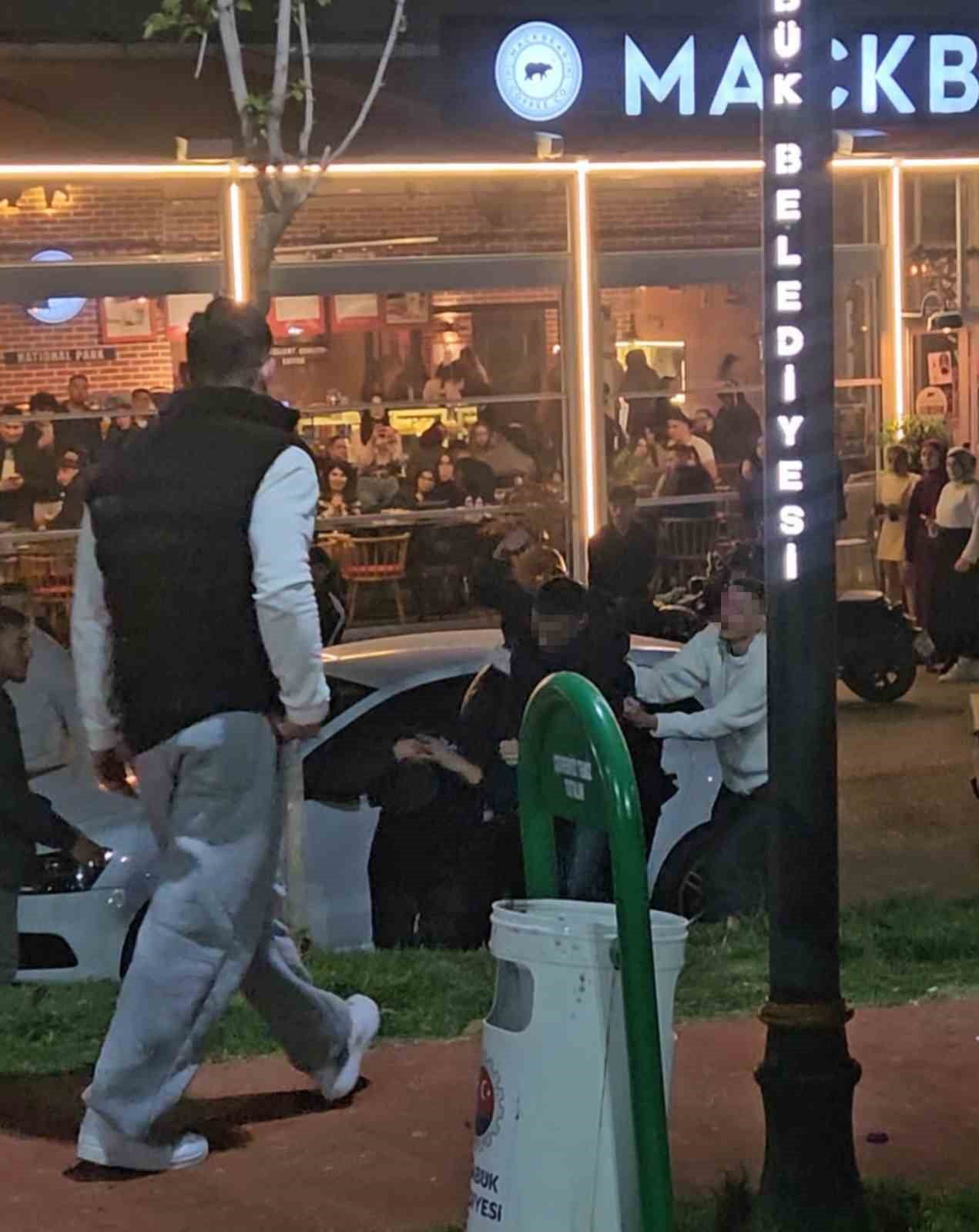 KARABÜK’TE İKİ GRUP ARASINDA ÇIKAN TEKMELİ YUMRUKLU KAVGADA 1 KİŞİ YARALANDI. KAVGA ANLARI CEP...