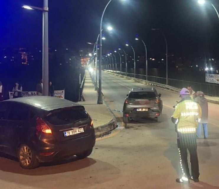 KARABÜK’TE İKİ OTOMOBİLİN KAVŞAKTA ÇARPIŞMASI SONUCU MEYDANA GELEN TRAFİK KAZASINDA 2 KİŞİ...
