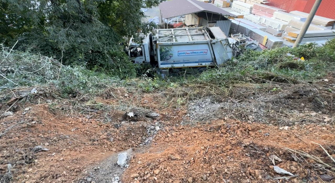 KARABÜK’TE KARŞI YÖNDEN GELEN ARACA YOL VERMEYE ÇALIŞTIĞI SIRADA YOL KENARINDAKİ YUMUŞAK ZEMİNİN...