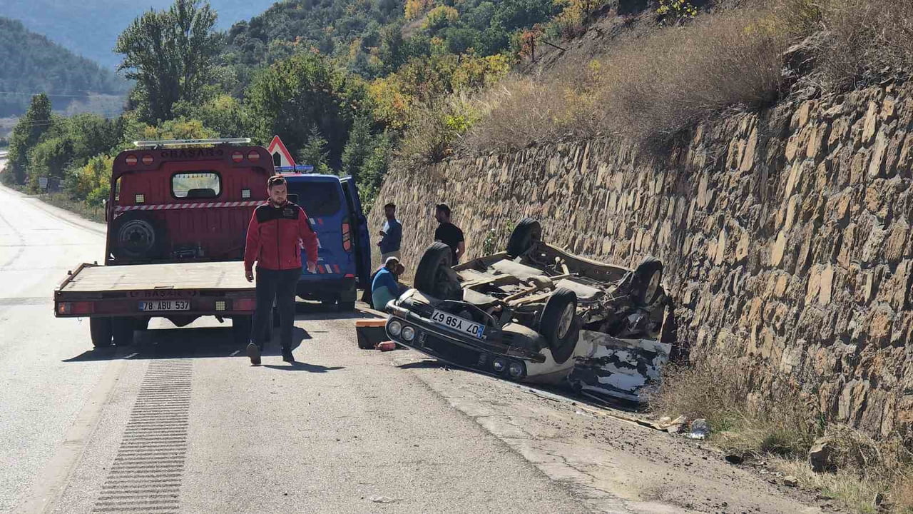 KARABÜK’TE YOLDAKİ KAYA PARÇALARINA ÇARPMAMAK İÇİN ANİ MANEVRA SONRASI KONTROLDEN ÇIKARAK İSTİNAT...