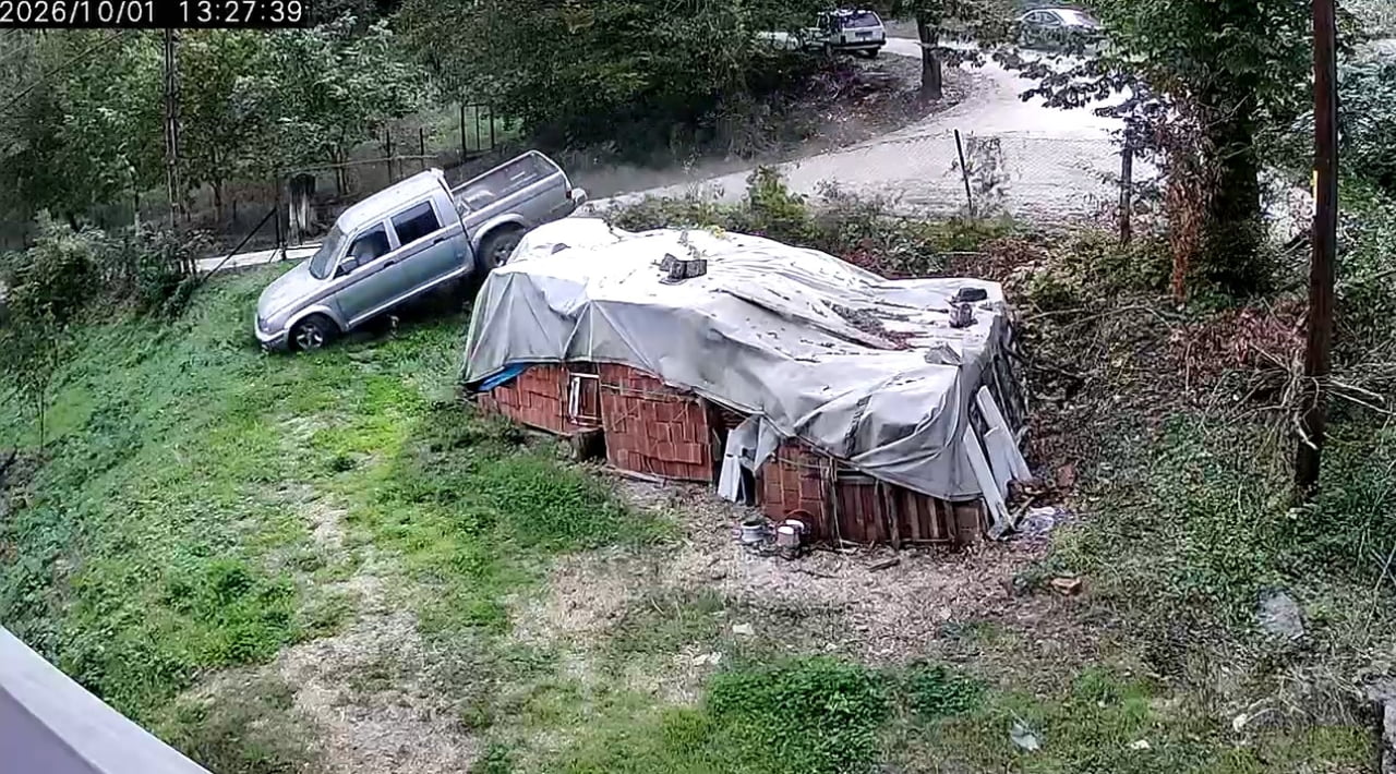 KARABÜK’ÜN YENİCE İLÇESİNDE KONTROLDEN ÇIKAN KAMYONETİN PARK HALİNDEKİ OTOMOBİLE ÇARPTIKTAN SONRA...