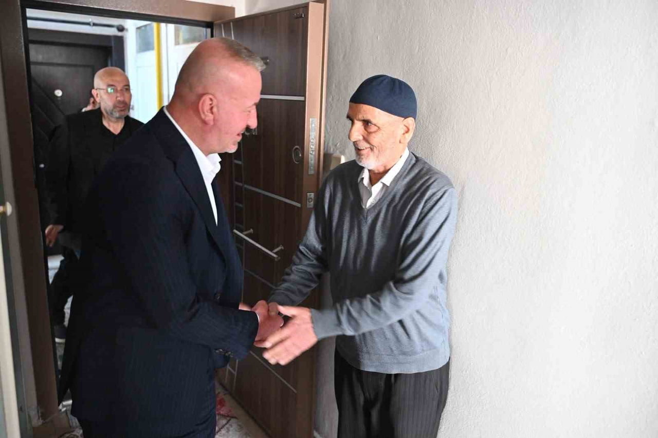 KARACABEY BELEDİYE BAŞKANI FATİH KARABATI, 1 EKİM DÜNYA YAŞLILAR GÜNÜ DOLAYISIYLA AŞEVİ’NDE KENDİ...