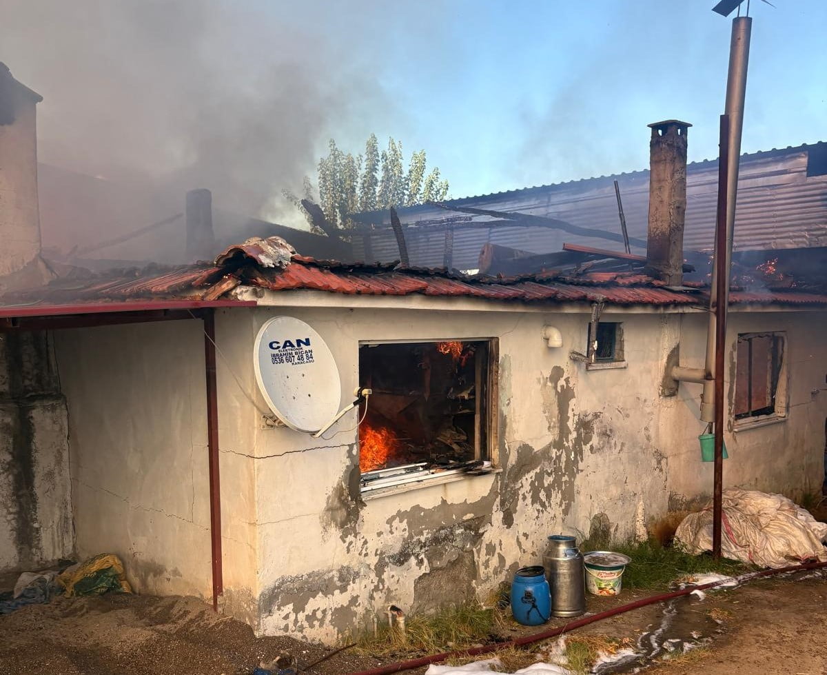 KARACASU’DAKİ EV YANGINI SÖNDÜRÜLDÜ