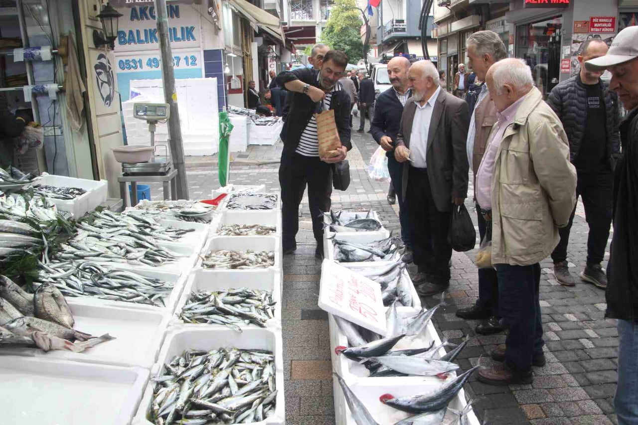 KARADENİZ'DE PALAMUT AVININ BOLLAŞMASIYLA BİRLİKTE FİYATLAR YARI YARIYA DÜŞTÜ. YAKLAŞIK 800-900...