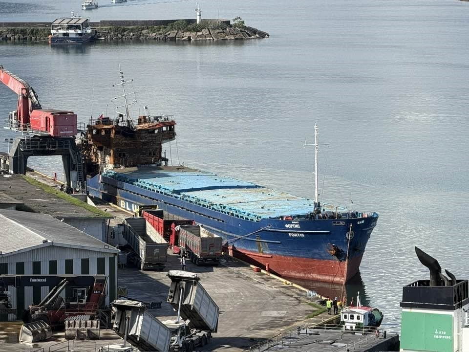 KARADENİZ AÇIKLARINDA VURULARAK HASAR GÖREN RUSYA BAYRAKLI FORTİS İSİMLİ TİCARİ GEMİNİN LİMANA...