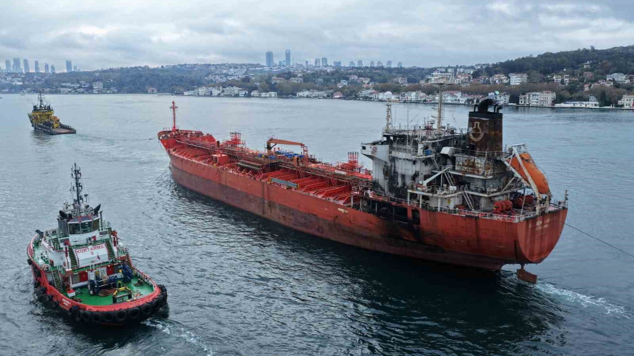 KARADENİZ’DE DRON SALDIRISINA UĞRAYARAK AĞIR HASAR ALAN VE SAMSUN AÇIKLARINDA KARAYA OTURAN HONG...