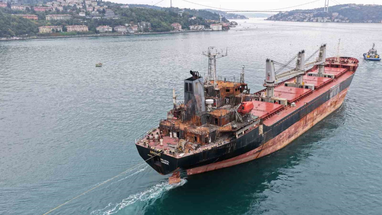 KARADENİZ’DE UKRAYNA’YA AİT İHA TARAFINDAN VURULARAK AĞIR HASAR ALAN PALAU BAYRAKLI, TÜRK...