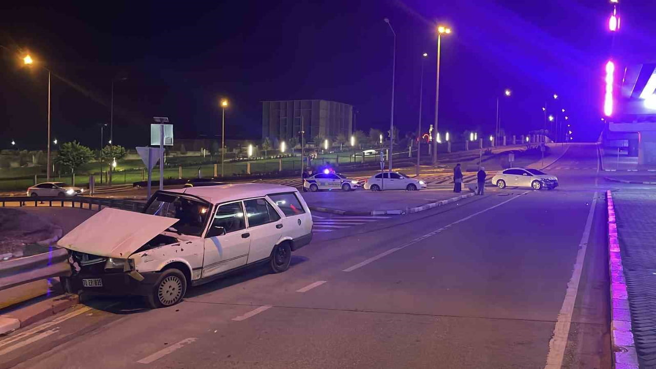 KARAMAN'DA İKİ OTOMOBİLİN KAVŞAKTA ÇARPIŞMASI SONUCU MEYDANA GELEN TRAFİK KAZASINDA 2 KİŞİ...