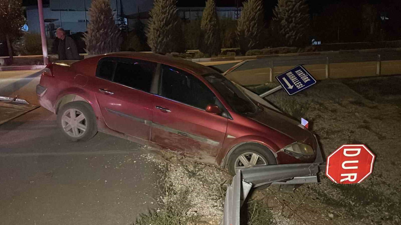 KARAMAN'DA KONTROLDEN ÇIKAN OTOMOBİL BARİYERLERE ÇARPTI