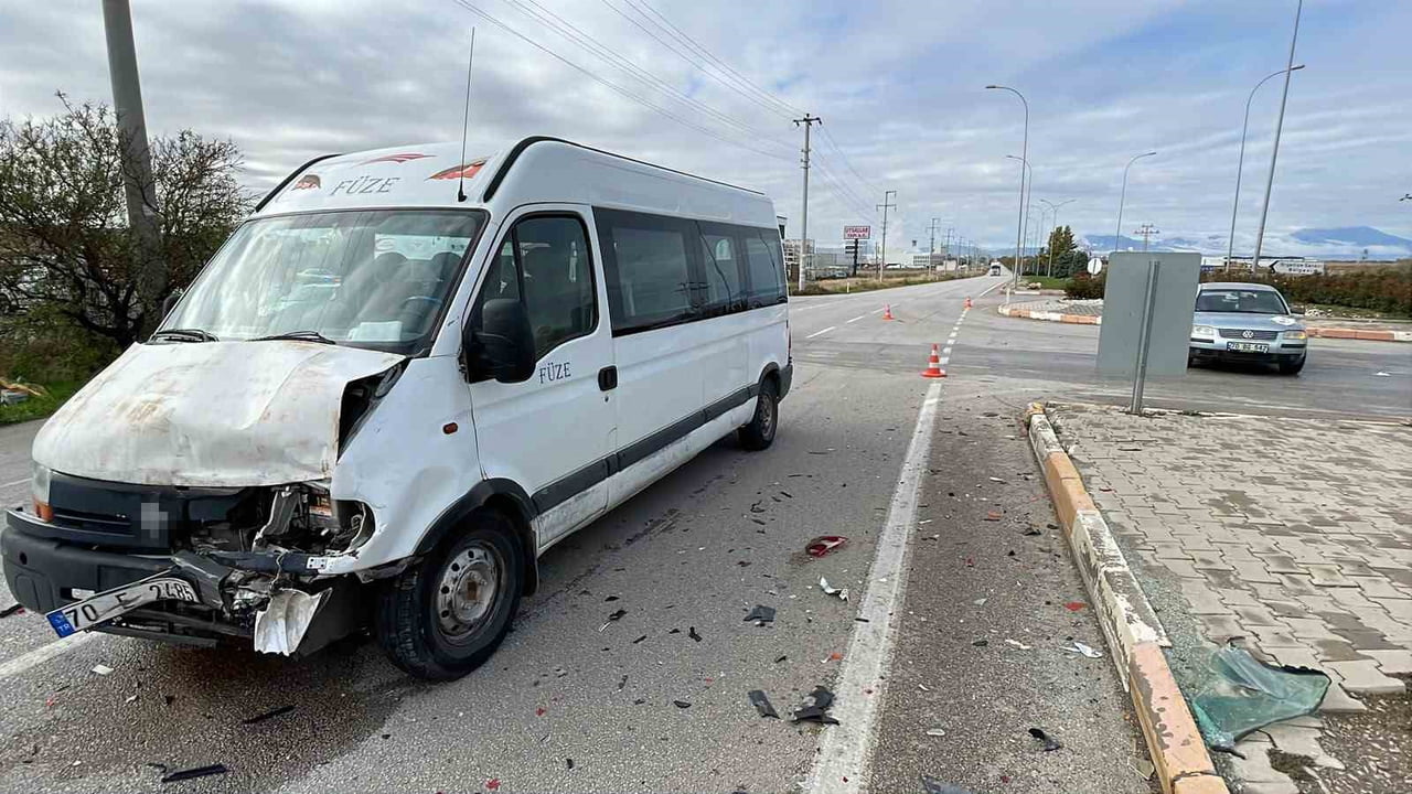 KARAMAN'DA MİNİBÜS İLE OTOMOBİLİN ÇARPIŞMASI SONUCU MEYDANA GELEN TRAFİK KAZASINDA 1 KİŞİ...