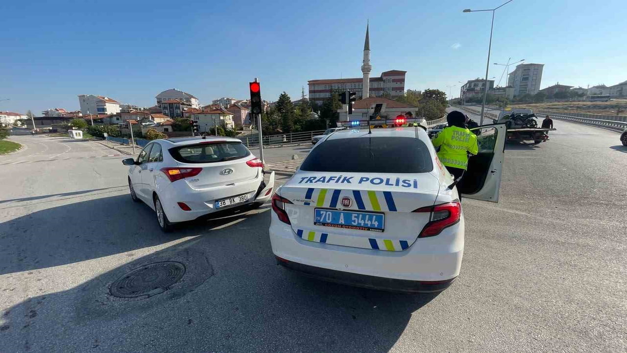 KARAMAN'DA OTOMOBİL İLE MOTOSİKLETİN KAVŞAKTA ÇARPIŞMASI SONUCU MEYDANA GELEN TRAFİK KAZASINDA...