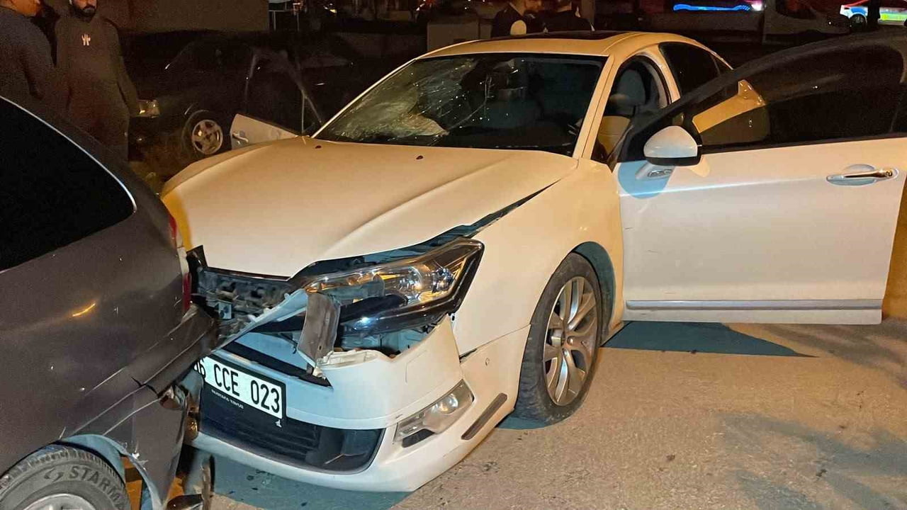 KARAMAN'DA OTOMOBİL İLE PANELVAN ARACIN KAVŞAKTA ÇARPIŞMASI SONUCU 2'Sİ AĞIR 3 KİŞİ...