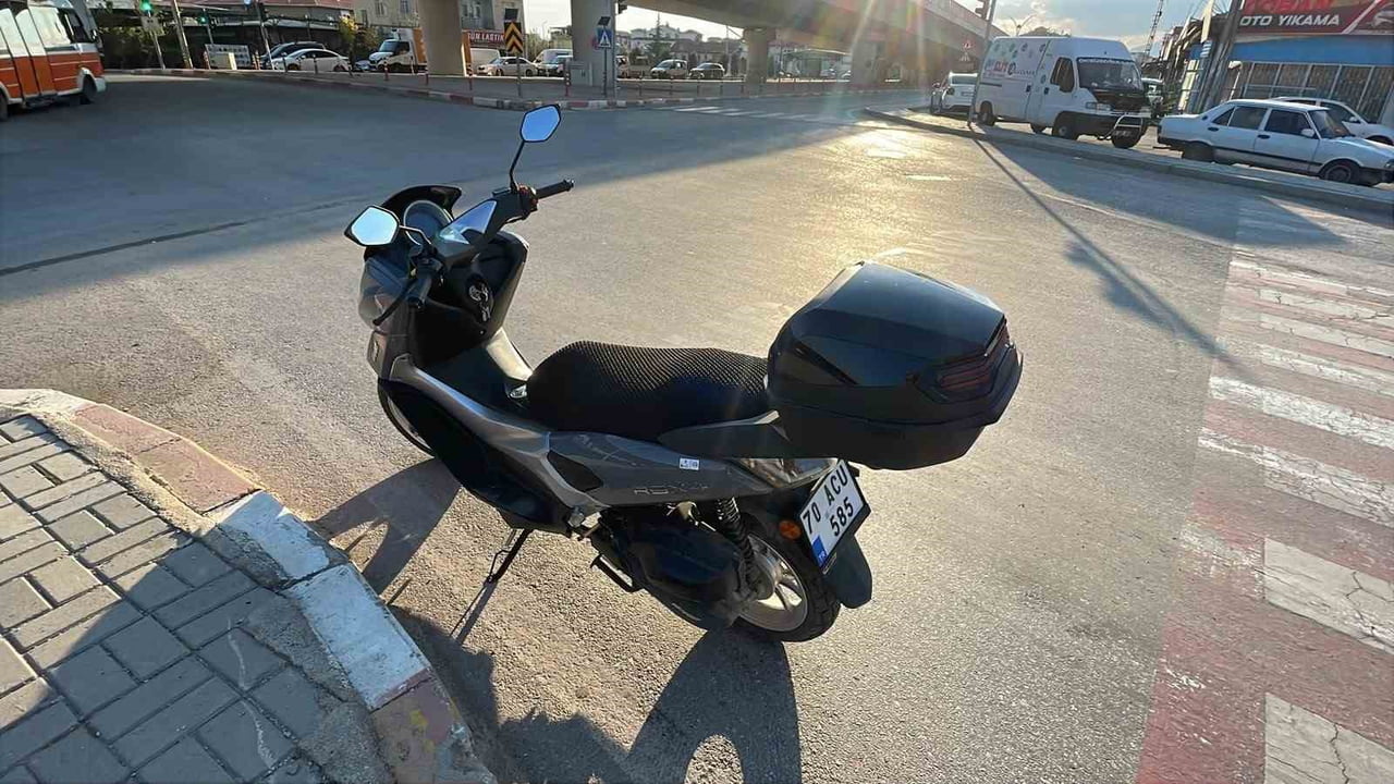 KARAMAN'DA OTOMOBİLİN KIRMIZI IŞIKTA DURAN MOTOSİKLETE ARKADAN ÇARPMASI SONUCU MEYDANA GELEN...