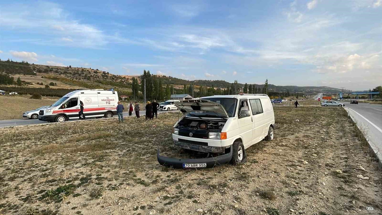 KARAMAN'DA OTOMOBİLLE ÇARPIŞAN MİNİBÜSÜN REFÜJE SAVRULMASI SONUCU 1 KİŞİ YARALANDI.