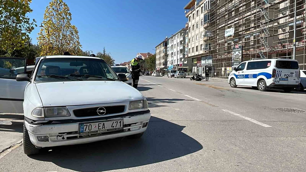 KARAMAN'DA OTOMOBİLLE ÇARPIŞAN MOTOSİKLETİN SÜRÜCÜSÜ YARALANDI.