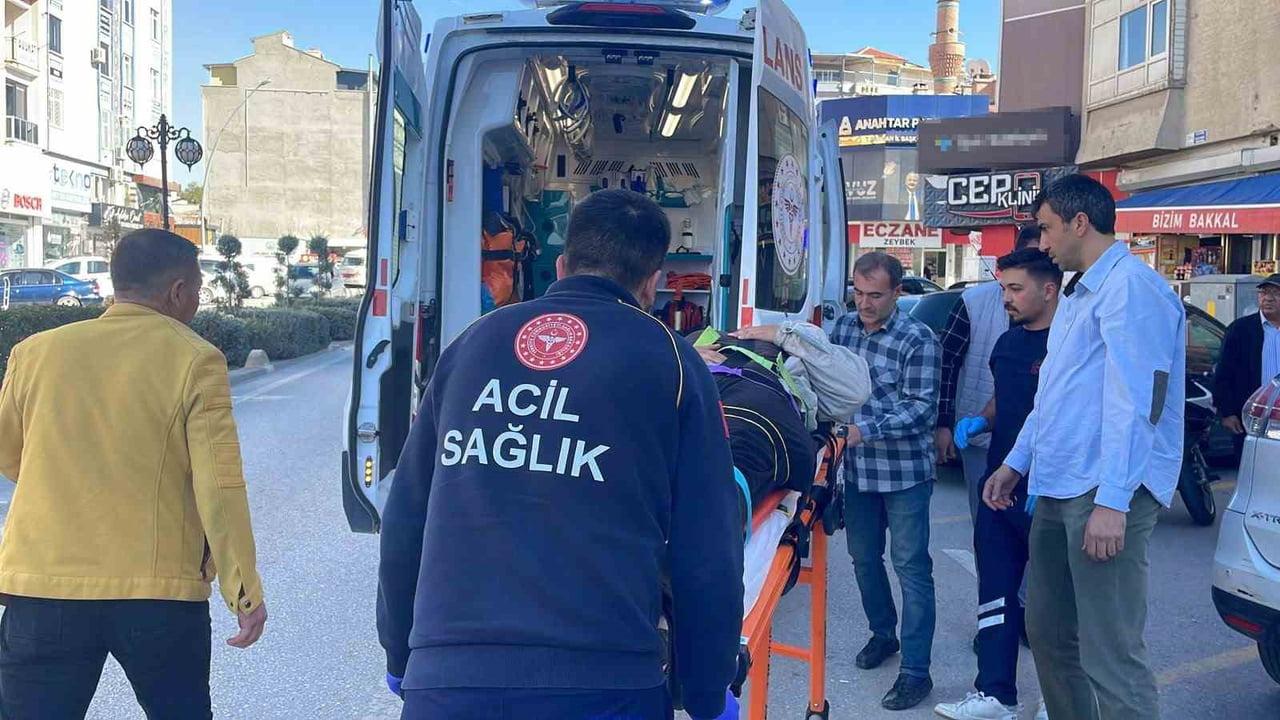 KARAMAN'DA SUV ARACA ARKADAN ÇARPAN MOTOSİKLETİN SÜRÜCÜSÜ YARALANDI.