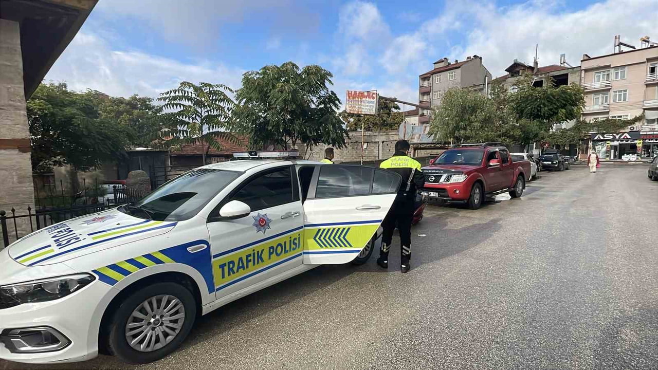 KARAMAN'DA TRAFİK EKİPLERİNİN GERÇEKLEŞTİRDİĞİ TERS YÖN UYGULAMASINDA, KURALLARA UYMADIĞI...