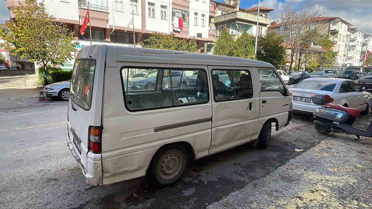 KARAMAN'DA YAYA GEÇİDİNDE YOLUN KARŞISINA GEÇMEYE ÇALIŞAN KADIN, PANELVAN ARACIN ÇARPMASI SONUCU...