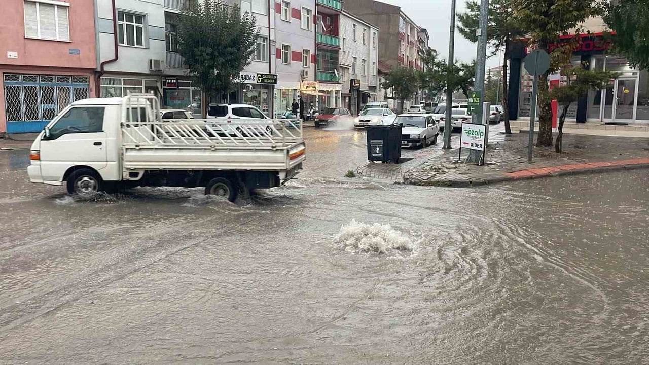 KARAMAN’DA ANİDEN BASTIRAN VE YAKLAŞIK 1 SAAT SÜREN SAĞANAK YAĞIŞ SONRASI YOLLAR ADETA GÖLE...