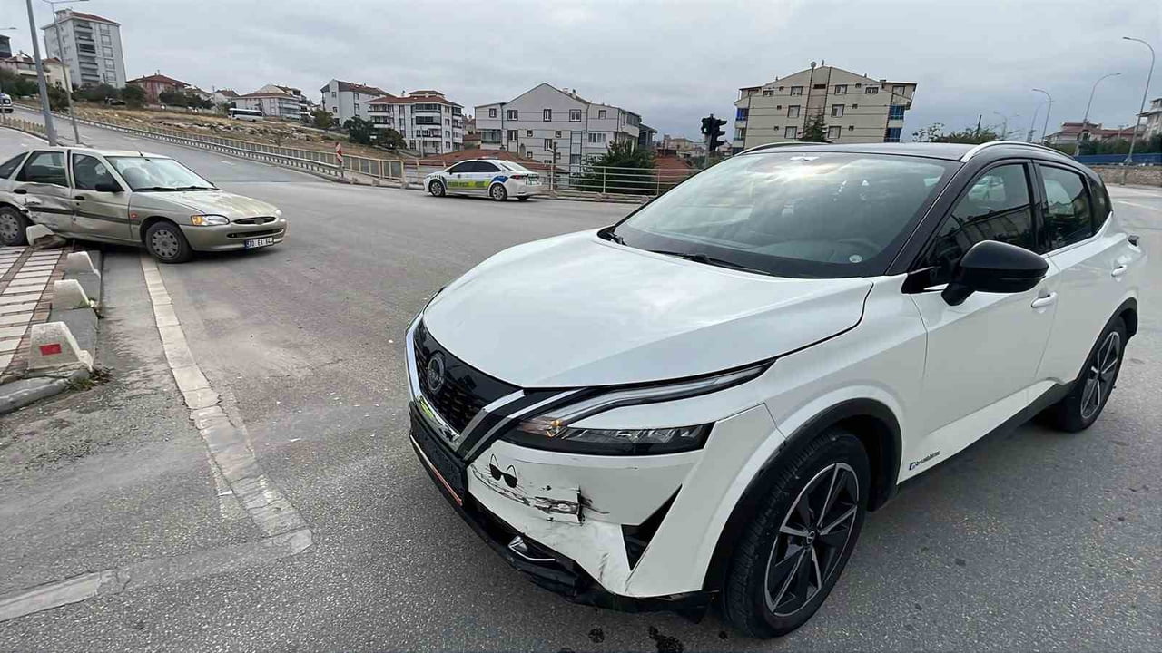 KARAMAN’DA CİP İLE OTOMOBİLİN ÇARPIŞMASI SONUCU 2 KİŞİ YARALANDI.
