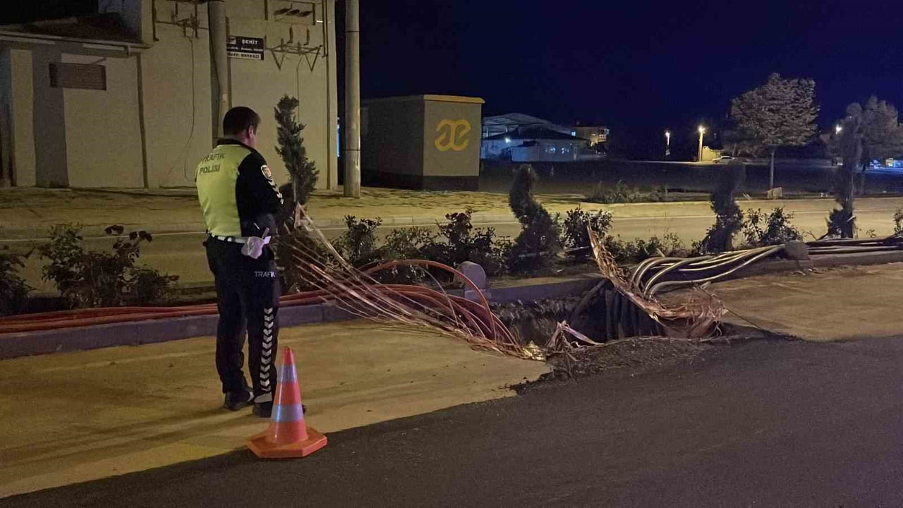 KARAMAN’DA ELEKTRİK HATLARININ YER ALTINA ALINMASI NEDENİYLE KAZILAN ÇUKURA GİREN OTOMOBİLİN...