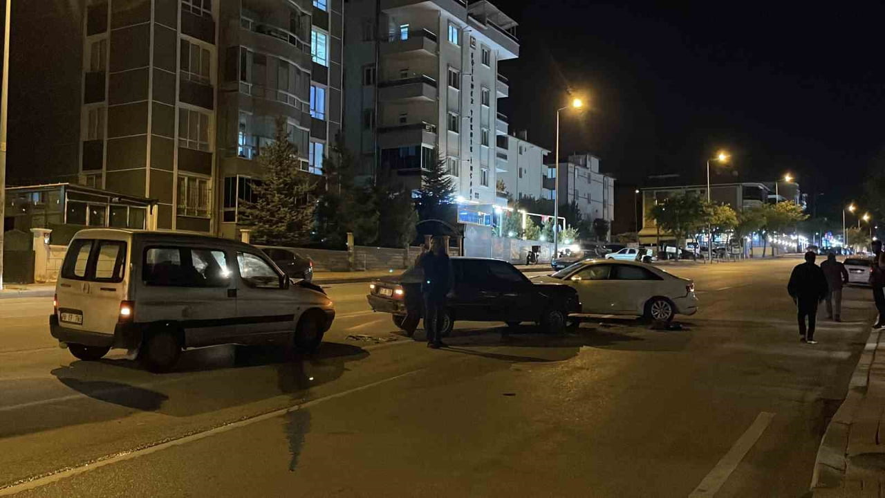 KARAMAN’DA HAFİF TİCARİ ARACIN KAZA YAPAN OTOMOBİLLERE ÇARPMASI SONUCU 2 KİŞİ YARALANDI.