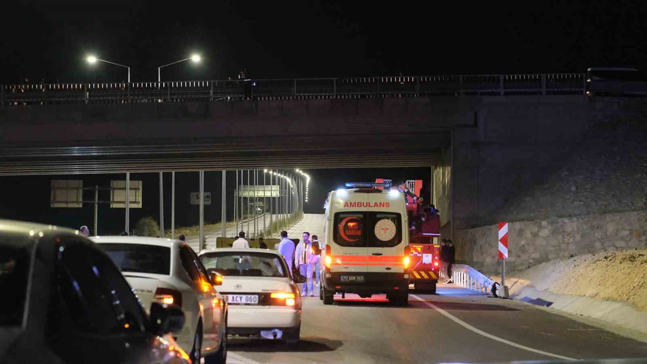 KARAMAN’DA KIZ ARKADAŞIYLA TARTIŞTIĞI ÖNE SÜRÜLEN VE ÜST GEÇİDE ÇIKARAK İNTİHARA KALKIŞAN GENÇ...