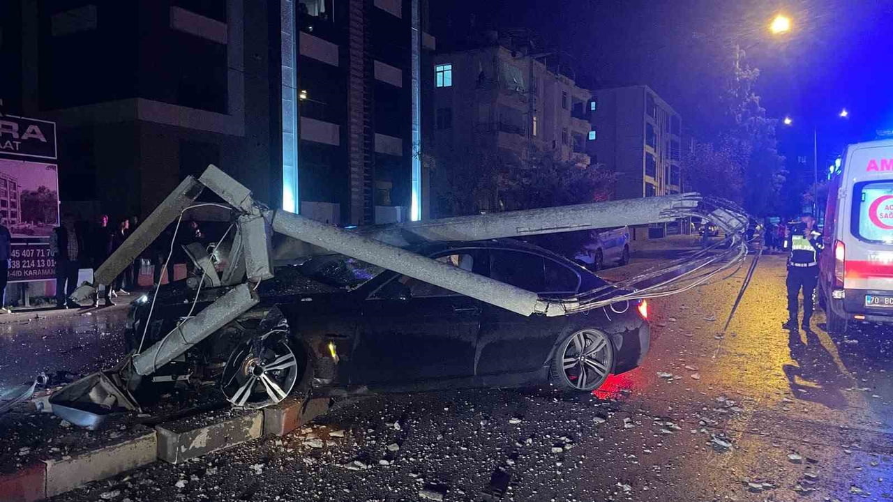KARAMAN’DA KONTROLDEN ÇIKAN OTOMOBİLİN REFÜJDEKİ BETON AYDINLATMA DİREĞİNE ÇARPMASI SONUCU MEYDANA...