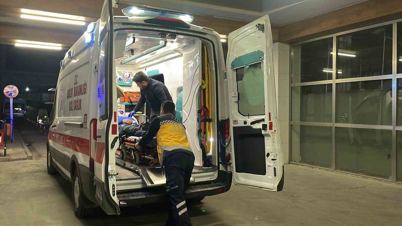 KARAMAN’DA RAHATSIZLANAN BABASINI AMBULANSA TESLİM ETTİKTEN SONRA HASTANEYE GİTMEK ÜZERE YOLA...
