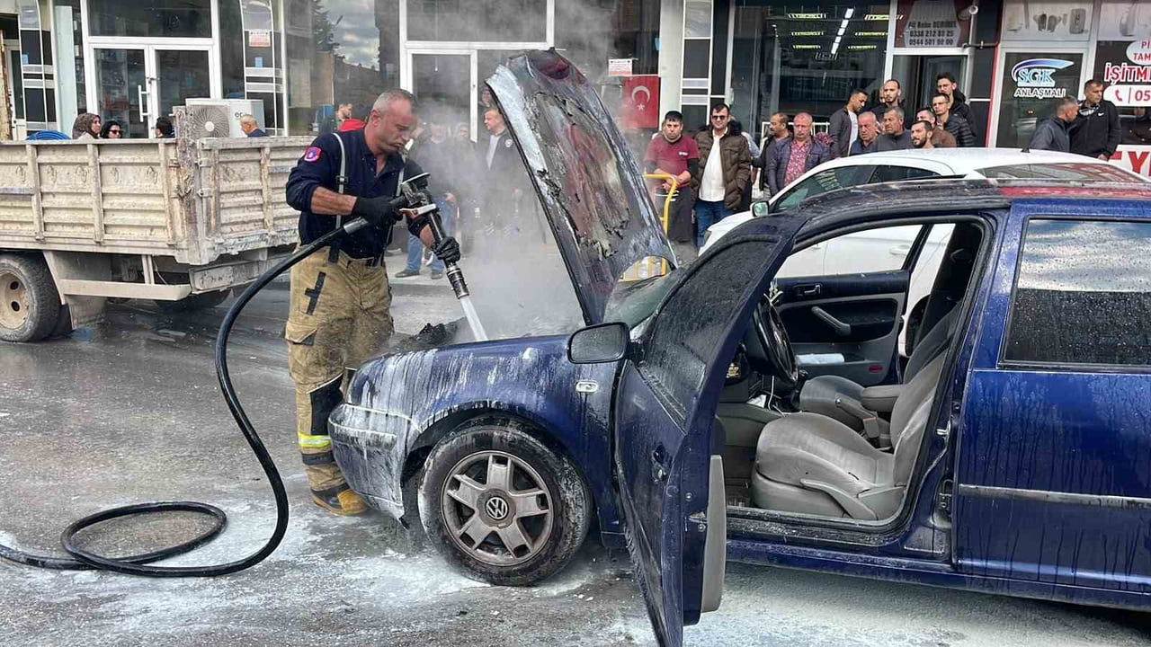KARAMAN’DA SEYİR HALİNDEKİ OTOMOBİLİN MOTOR KISMINDA ÇIKAN YANGIN İTFAİYE EKİPLERİNCE BÜYÜMEDEN...