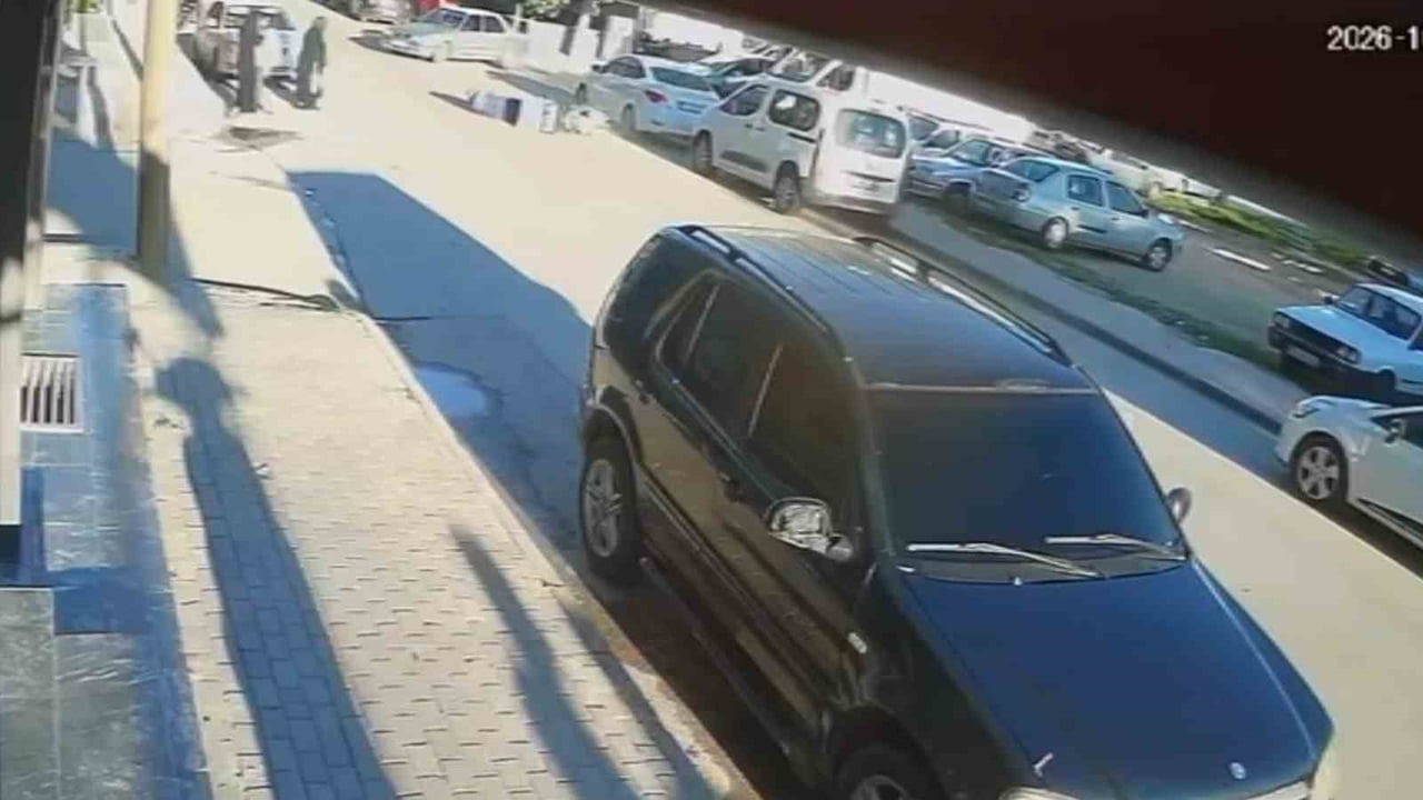 KARAMAN’DA SEYİR HALİNDEYKEN DEVRİLEREK YOLDA SÜRÜKLENEN MOTOKURYENİN OTOMOBİLE ÇARPTIĞI KAZA ANI...