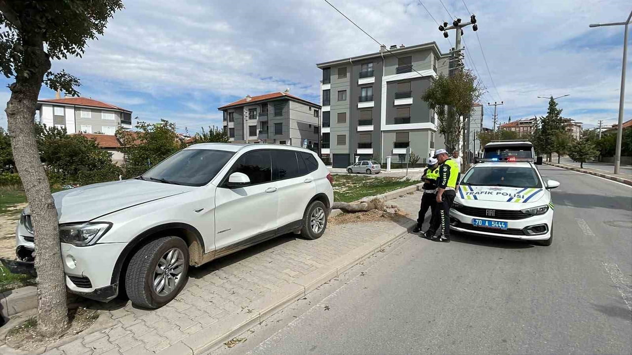 KARAMAN’DA SÜRÜCÜSÜNÜN DİREKSİYON HAKİMİYETİNİ KAYBETTİĞİ CİPİN KALDIRIMA ÇIKARAK AĞACI DEVİRMESİ...