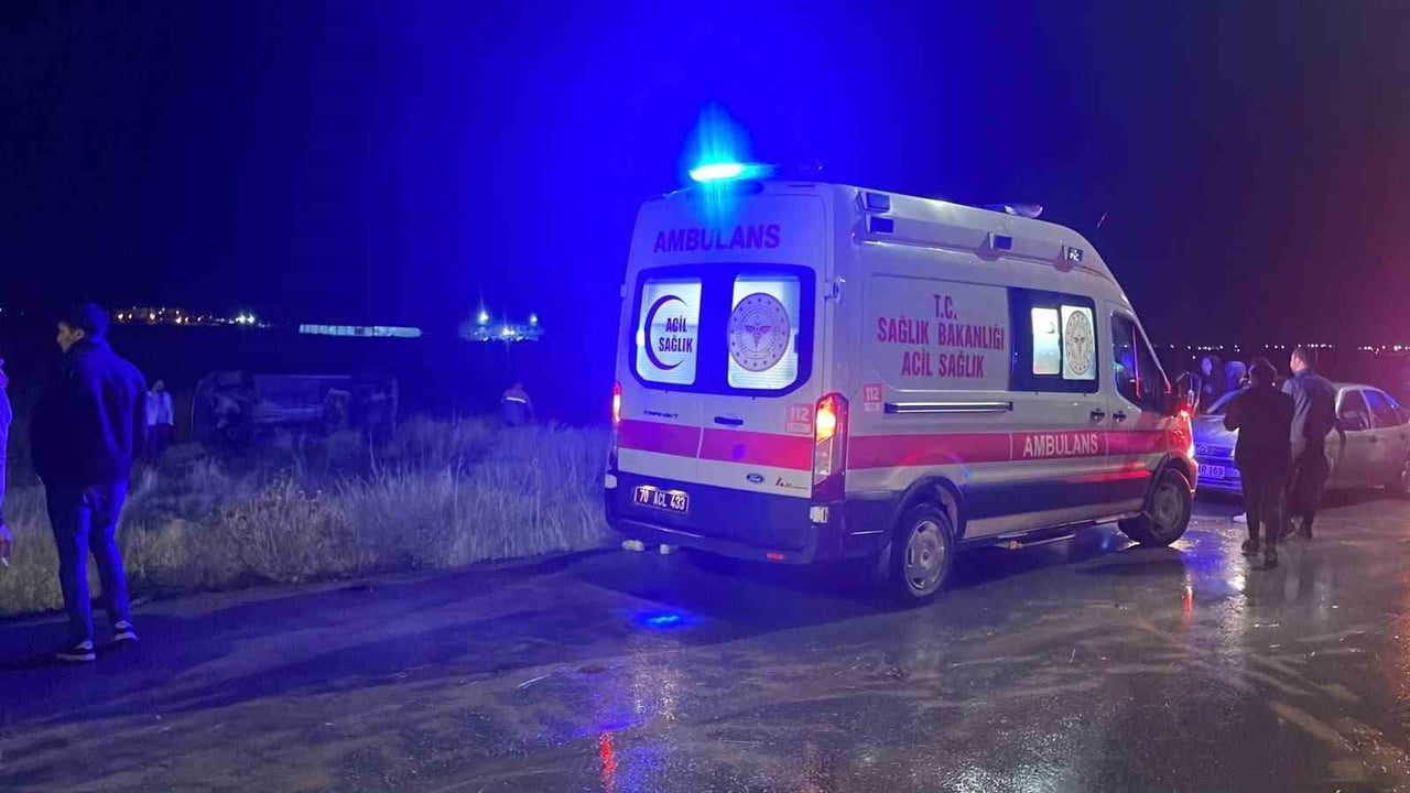 KARAMAN’DA YAĞMUR NEDENİYLE KAYGANLAŞAN YOLDA KONTROLDEN ÇIKAN HAFİF TİCARİ ARAÇ, REFÜJDEKİ BETON...
