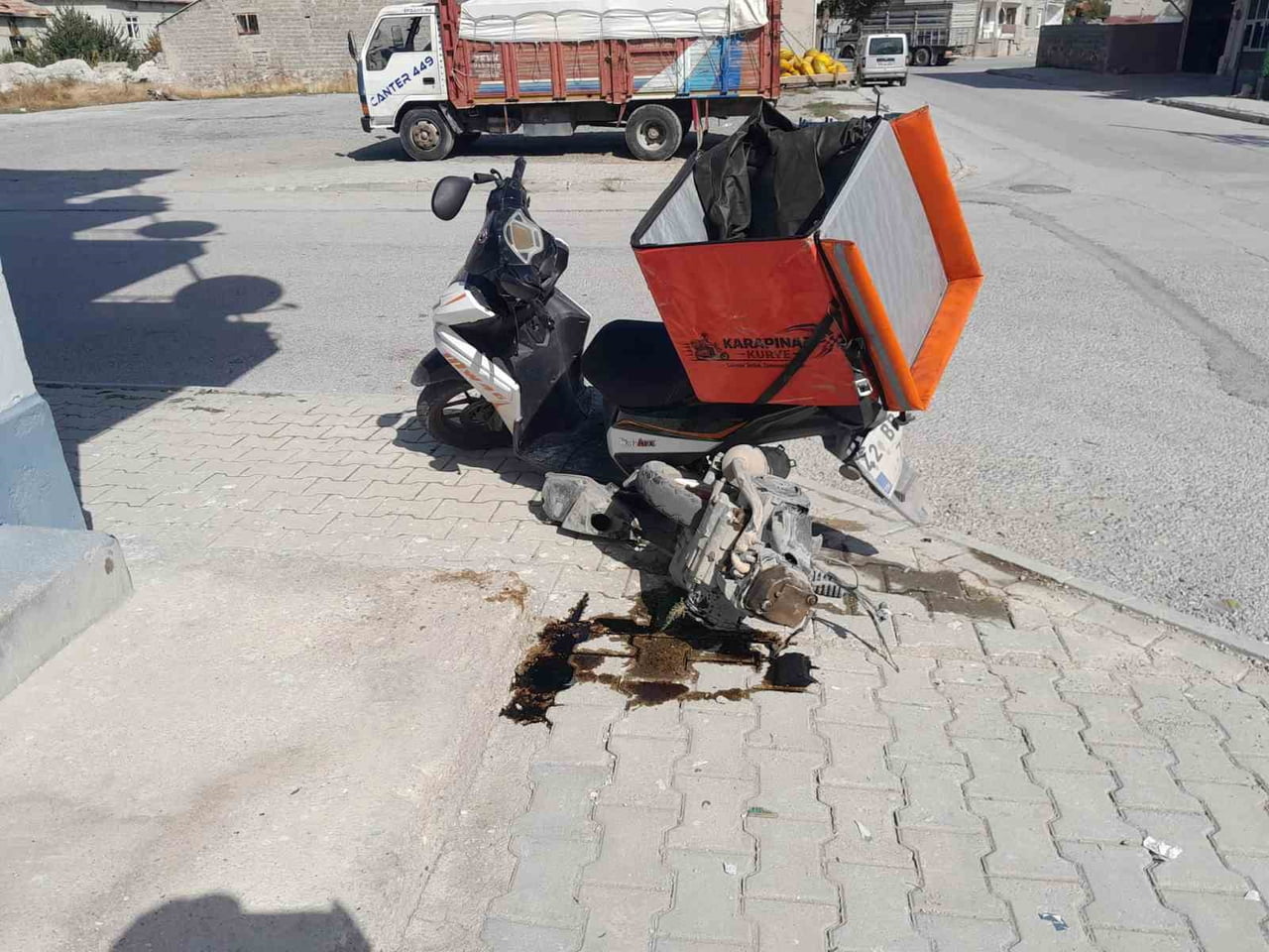 KARAPINAR İLÇESİNDE OTOMOBİL İLE MOTOSİKLETİN ÇARPIŞMASI SONUCU MEYDANA GELEN TRAFİK KAZASINDA 1...
