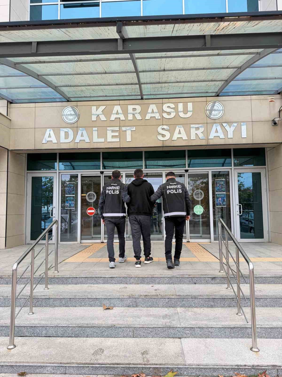 KARASU İLÇESİNDE POLİS EKİPLERİNCE GERÇEKLEŞTİRİLEN "SOKAKLAR GÜVENDE" OPERASYONU ÇERÇEVESİNDE...