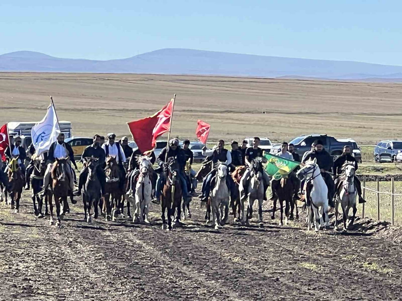 KARS'TA BU YIL 5’İNCİSİ DÜZENLENEN GELENEKSEL RAHVAN AT YARIŞLARI, RENKLİ GÖRÜNTÜLERE VE KIYASIYA...
