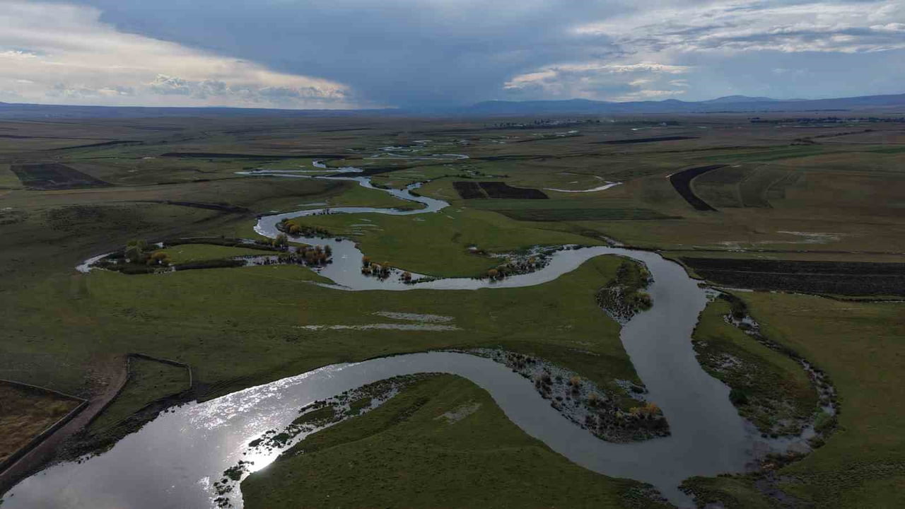 KARS'TAN DOĞARAK KIVRILA KIVRILA İLERLEYEN, ERMENİSTAN SINIRINDA ARAS NEHRİ İLE BİRLEŞEN VE...